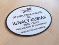 grawerowana tablica biała na grób laminat grawerski biały nagrobna owal 5 b