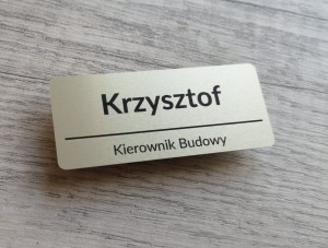 Identyfikator osobowy srebrzyste aluminium 70x30 mm z agrafką i grawerem  