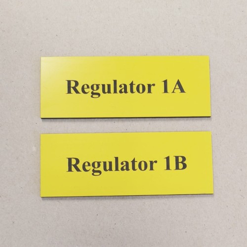 tabliczka-regulator-opisowa-z-laminatu-8x3cm-grawerowana-zolta-2.jpg