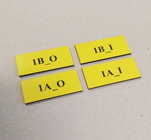 Tabliczki opisowe 5x2 cm z laminatu grawerskiego