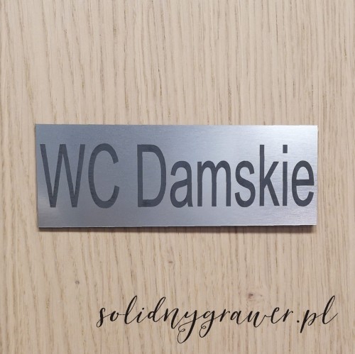 tabliczka-toaleta-damska-wc-laminat-grawerski-srebrny-140x50-mm-1-solidnygrawer.jpg