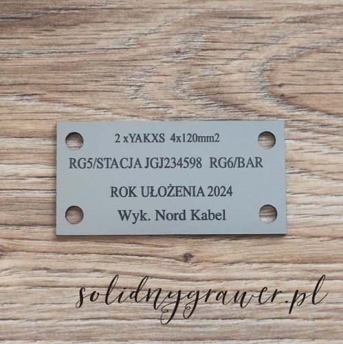 tabliczka-znamionowa-opisowa-na-kabel-z laminatu-80x40mm-grawerowana-laserem-srebrna-solidnygrawer-1.jpg