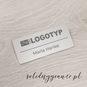 Identyfikator osobowy aluminiowy 70x30 mm z magnesem i grawerem srebrny