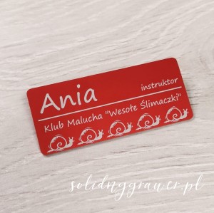 Identyfikator osobowy aluminiowy 70x30 mm z magnesem i grawerem czerwony