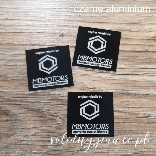 tabliczka-aluminiowa-z-logo-30x30mm-czarne-aluminium-grawer-laserowy-solidnygrawer-1.jpg