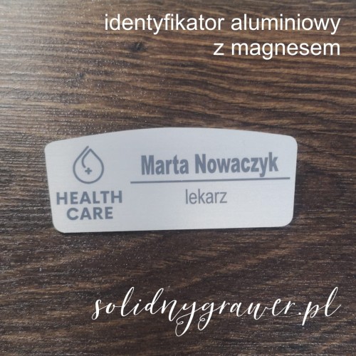 identyfikator-osobowy-plakietka-dla-lekarza-grawer-aluminium-anodowane-magnes-solidnygrawer-1.jpg
