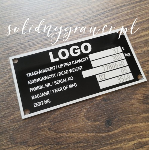 grawerowana tabliczka znamionowa zastepcza 10x5 cm z aluminium czernionego z białym grawerem do maszyny pojazdu