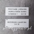 Biała tabliczka opisowa 8x3 cm z czarnym grawerem laserowym materiał laminat grawerski