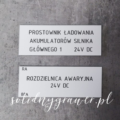 Biała tabliczka opisowa 8x3 cm z czarnym grawerem laserowym materiał laminat grawerski
