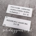 Biała tabliczka opisowa 8x3 cm z czarnym grawerem laserowym materiał laminat grawerski.