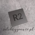 Srebrna tabliczka grawerowana  laserowo na czarno 5x5 cm z numerem do szatki, na szafy
