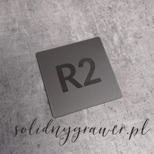 Tabliczka grawerowana srebrna 5x5 cm z numerem