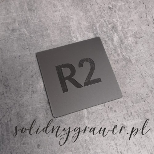Srebrna tabliczka grawerowana  laserowo na czarno 5x5 cm z numerem do szatki, na szafy