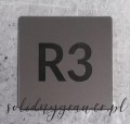 Srebrna tabliczka grawerowana  laserowo na czarno 5x5 cm z numerem do szatki, na szafy