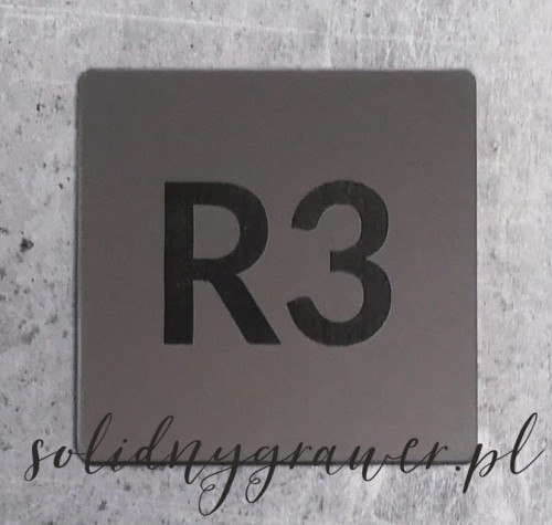 Srebrna tabliczka grawerowana  laserowo na czarno 7x7 cm z numerem do szatki, na szafy