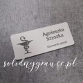 plakietka imienna identyfikator dla kierownika apteki aluminiowa srebrna z ciemnoszarym grawerem imienia i nazwiska solidnygrawer