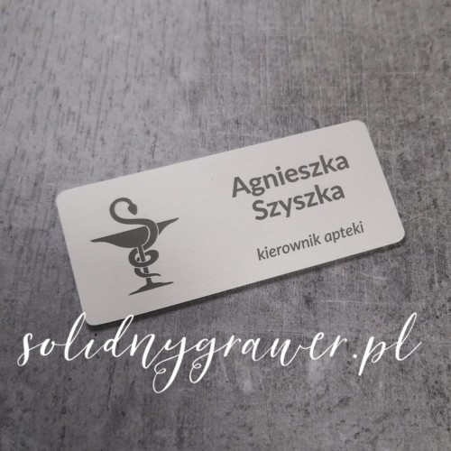 plakietka imienna identyfikator dla kierownika apteki aluminiowa srebrna z ciemnoszarym grawerem imienia i nazwiska solidnygrawer