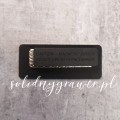 Zapięcie magnetyczne do  identyfikatora o wymiarach 60×25 mm, wykonanego z czarnego aluminium anodowanego. Na jego powierzchni znajduje się elegancki grawer laserowy w kolorze szarym, prezentujący imię kelnera