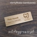 identyfikator osobowy bambusowy z laserowym grawerem 75x25mm ekologiczny z grawerowanym imieniem i nazwiskiem i logo