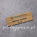 prostokątny identyfikator osobowy wykonany z naturalnego bambusa o wymiarach 75×25 mm. Na powierzchni znajduje siękolorowy nadruk przedstawiający dane użytkownika.