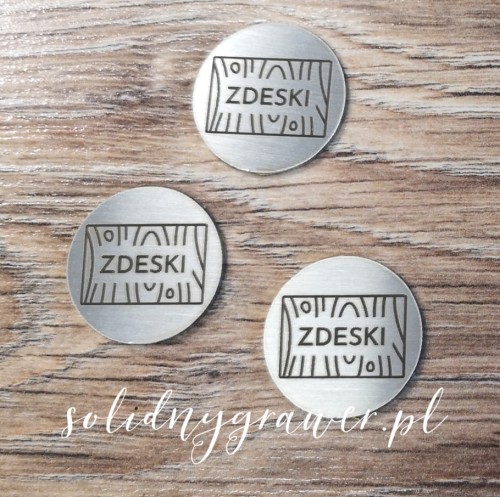 blaszki stalowe nierdzewne 35 mm srednicy z wygrawerowanym laserowo logo w kolorze czarnym