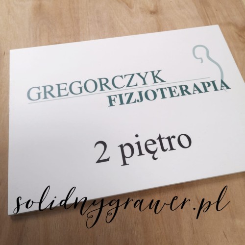 szyld na gabinet lekarski wykonany z PCV z kolorowym nadrukiem informacji w formacie A3 wykonany przez solidnygrawer.pl