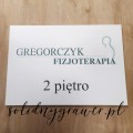 tabliczka na drzwi gabinetu w przychodni wykonana z PCV z kolorowym nadrukiem informacji w formacie A3 wykonany przez solidnygrawer.pl