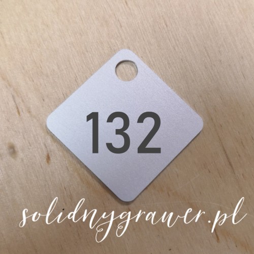brelok-aluminiowy-kwadratowy-5x5cm-srebrny-z-grawerem-laserowym-solidnygrawer-2.jpg