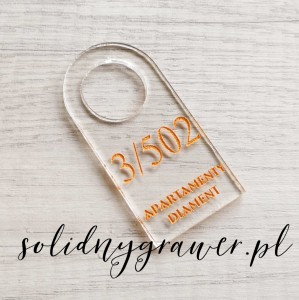 Brelok plexi przeźroczysta 8x4 cm z grawerem wypełnionym farbą