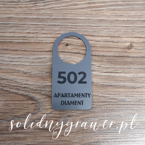 brelok-laminat-8x4cm-apartament-grawerowany-srebrny-solidnygrawer-1.jpg