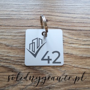 Brelok 4x4 cm biały laminat grawer z kółkiem