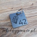kwadratowy-brelok-do-kluczy-grawerowany-srebrny-solidnygrawer-2.jpg