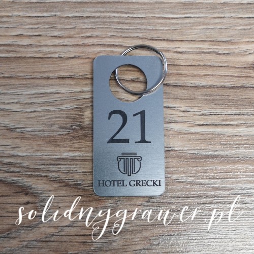 prostokatny-brelok-hotel-8x4cm-grawer-duzy-otwor-srebrny-solidnygrawer-1.jpg