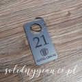 prostokatny-brelok-hotel-8x4cm-grawer-duzy-otwor-srebrny-solidnygrawer-2.jpg