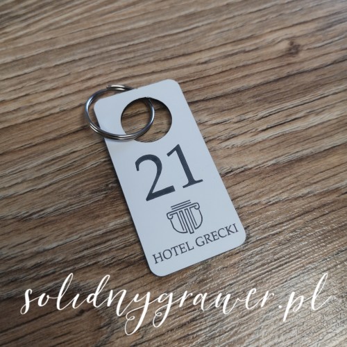 prostokatny-brelok-hotel-8x4cm-grawer-duzy-otwor-bialy-solidnygrawer-1.jpg