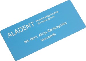 Identyfikator osobowy 70x30 mm z agrafką jasno nieb. laminat